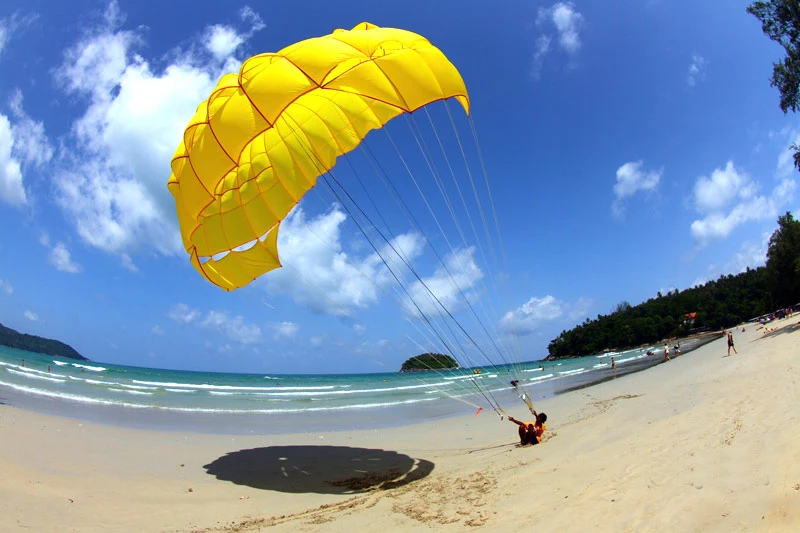 parapendio kata beach